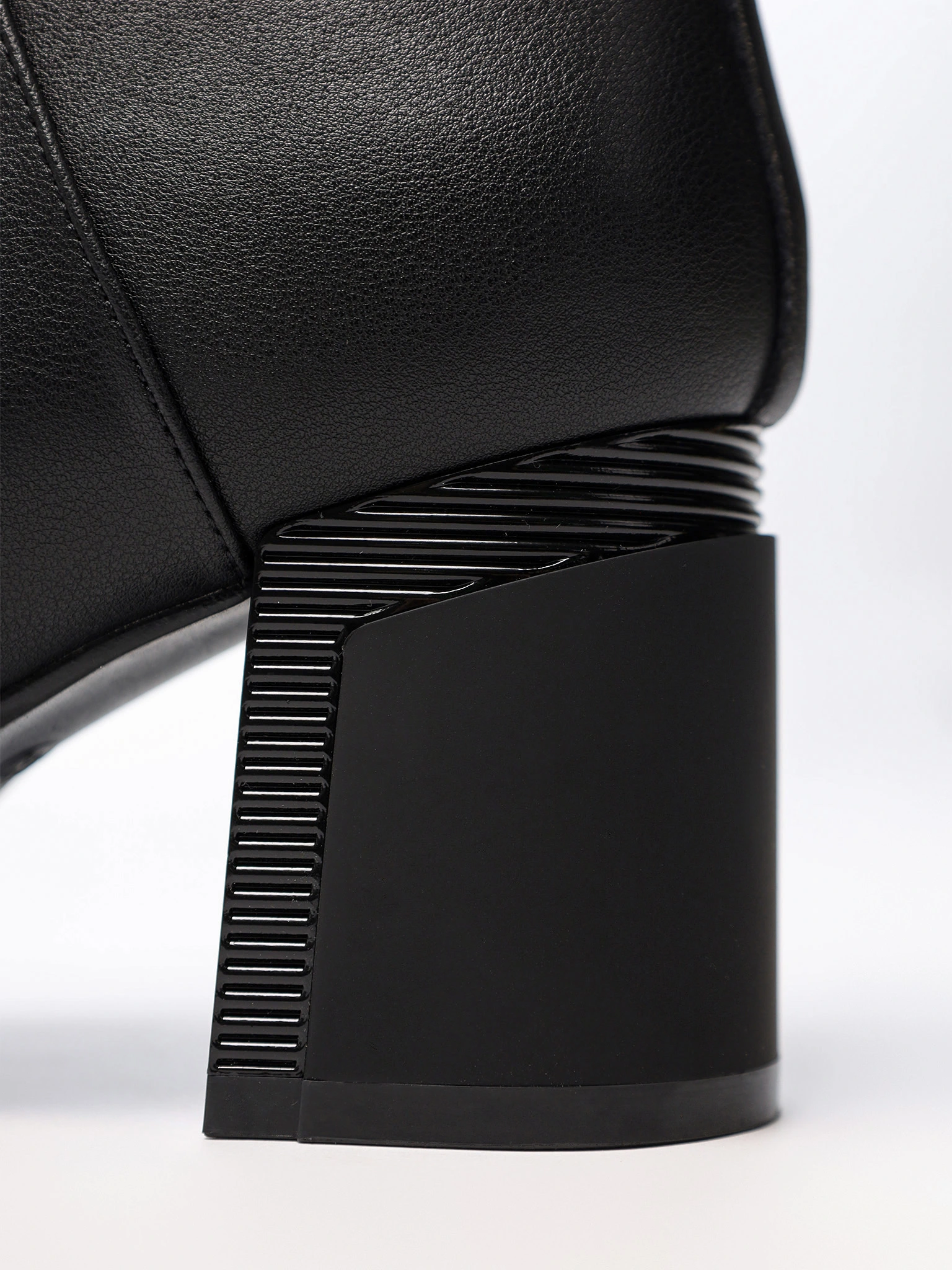 Ботильоны черного цвета на высоком каблуке